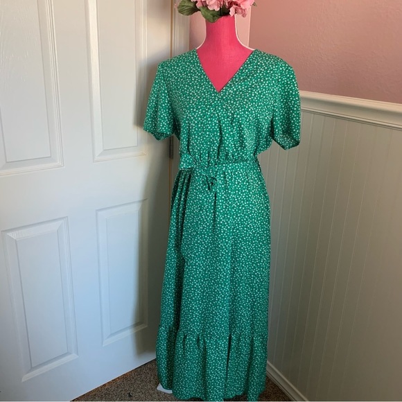 Green Floral Maxi Dress Short Sleeved, Belt Accent, Modest Cut, size Large - Picture 1 of 8